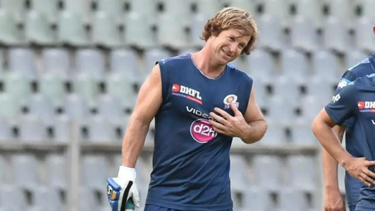 Jonty Rhodes gives a mouth shutting reply to a troller on twitter